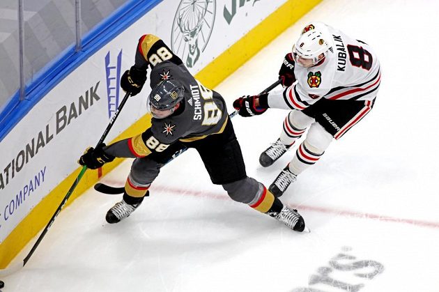 Obránce Vegas Golden Knights Nate Schmidt (88) je atakován útočníkem Chicaga Blackhawks Dominikem Kubalíkem (8).