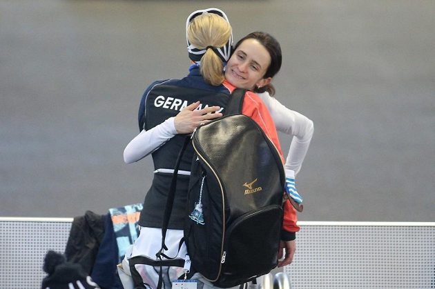 Martina Sáblíková přijímá gratulaci ke čtvrtečnímu zlatu od německé rychlobruslařky Claudie Pechsteinové.