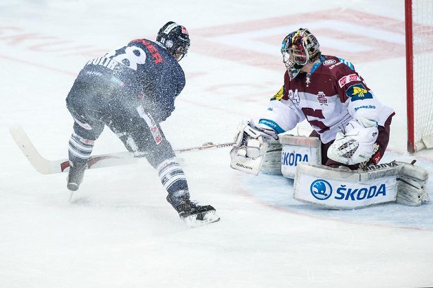 Brankář Sparty Tomáš Pöpperle likviduje nájezd libereckého útočníka Michala Bulíře během třetího finále ply off extraligy.