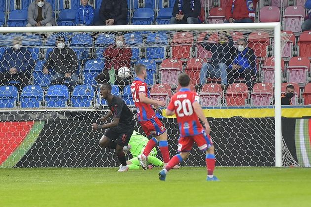 Abdallah Sima ze Slavie vstřelil gól a jásá, Jakub Brabec (22) a Pavel Bucha (20) z Plzně přišli pozdě.