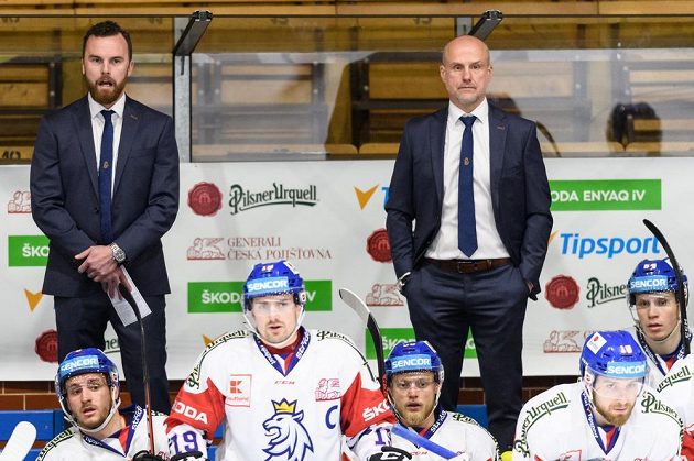 Coach Filip Pešán and assistant Martin Straka on the substitution during the match against Austria.