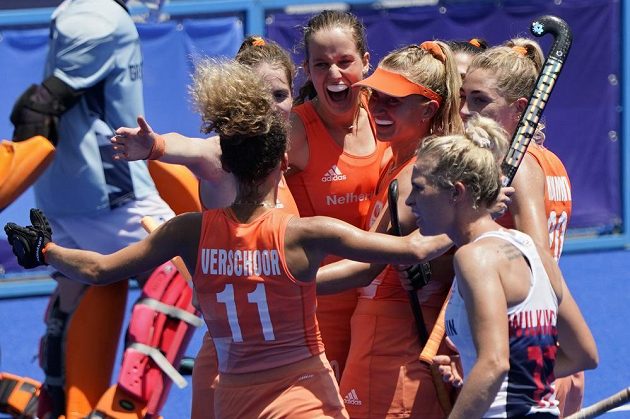 Nizozemské pozemní hokejistky slaví gól v semifinálovém duelu olympijského turnaje proti Británii.