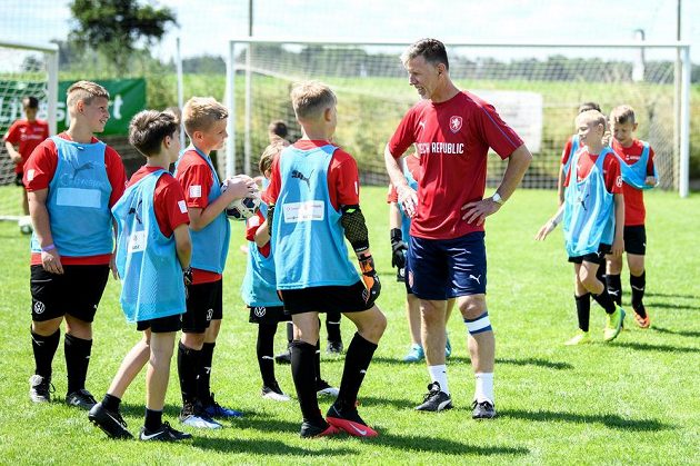 Trenér fotbalové reprezentace Jaroslav Šilhavý během tréninku s dětmi z fotbalové školy Petra Čecha