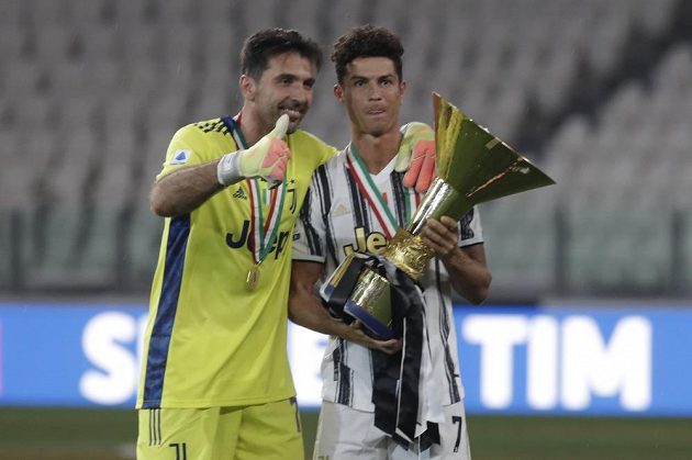 Dvě hvězdy fotbalového Juventusu Turín s mistrovským pohárem - slaví Cristiano Ronaldo a Gianluigi Buffon.