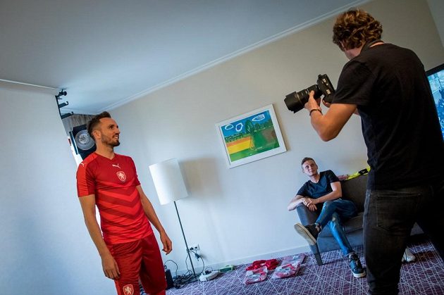 Fotograf Ondřej Pýcha při pořizování snímků obránce Tomáše Sivoka.