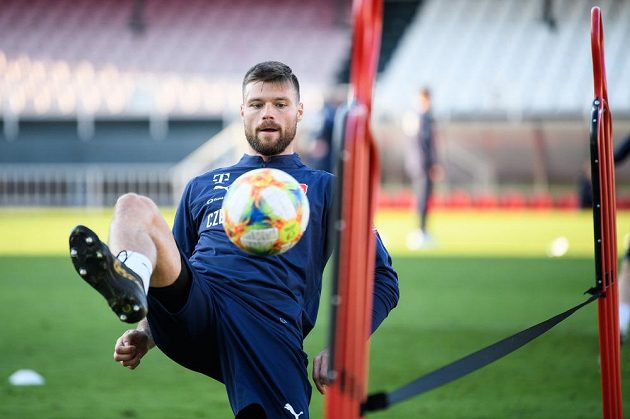 Ondřej Čelůstka během tréninku fotbalové reprezentace před zápasy s Anglií a Severním Irskem.