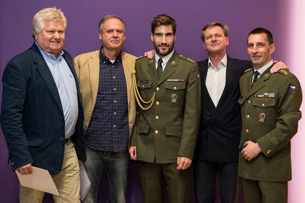 Čeští olympijští medailisté v moderním pětiboji. Zleva Jiří Adam, Bohumil Starnovský, David Svoboda, Jan Bártů a Libor Capalini.