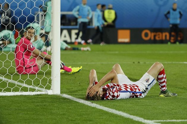 Totální zmar. Chorvta Ivan Strinič (vpravo) a brankář Danijel Subašič bezprostředně po inkasovaném gólu v prodloužení duelu s Portugalskem.