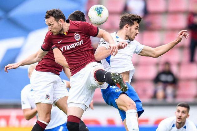 Dávid Hancko ze Sparty Praha (za Liborem Kozákem) a jeho gólová hlavička na na 1:0 proti Liberci.