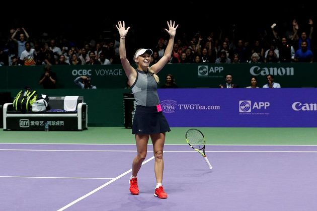 Je to tam. Dánka Caroline Wozniacká porazila na Turnaji misrtryň v Singapuru Američanku Venus Williamsovou.