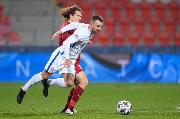 Český záložník Alex Král (vlevo) v souboji s Albertem Rusnákem ze Slovenska během utkání Ligy národů.