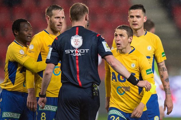 Fotbalisté Teplic (zleva) Daniel Soungole, Štěpán Vachoušek, Jan Krob a Michal Jeřábek v Edenu protestují u rozhodčího Jiřího Houdka proti nařízené penaltě.
