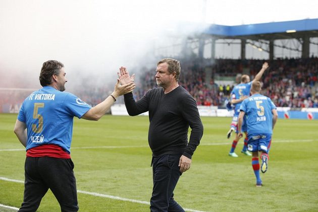Je to doma. Pavel Vrba (vpravo) právě dovedl plzeňské fotbalisty k dalšímu titulu.