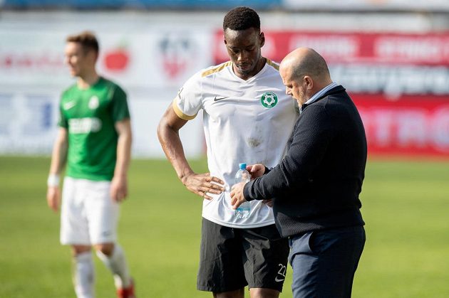 Nový trenér Příbrami Roman Nádvorník a Ibrahim Keita během utkání s Jabloncem.