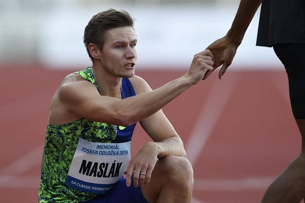 Český běžec Pavel Maslák v cíli závodu na 400 metrů na atletickém mítinku Memoriál Josefa Odložila.