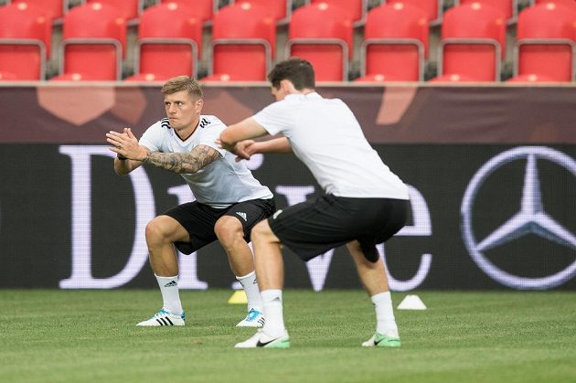 Německý záložník Toni Kroos na tréninku před utkáním kvalifikace MS 2018v Eden Areně v Praze.