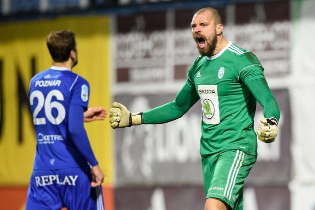 Brankář Mladé Boleslavi Martin Polaček oslavuje chycenou penaltu ostravského útočníka Tomáše Poznara během utkání čtvrtfinále MOL Cupu.