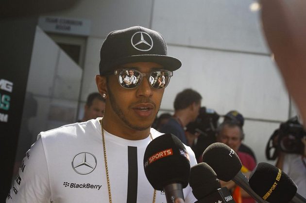 Lewis Hamilton hovoří s novináři v pauze mezi měřenými tréninky na Velkou cenu Malajsie.