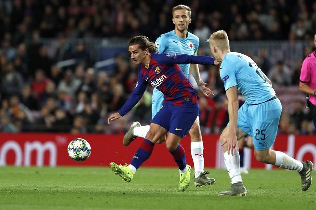 Francouzský štírek ve službách Barcelony Antoine Griezmann mezi slávisty Michalem Frydrychem a Tomášem Součkem.