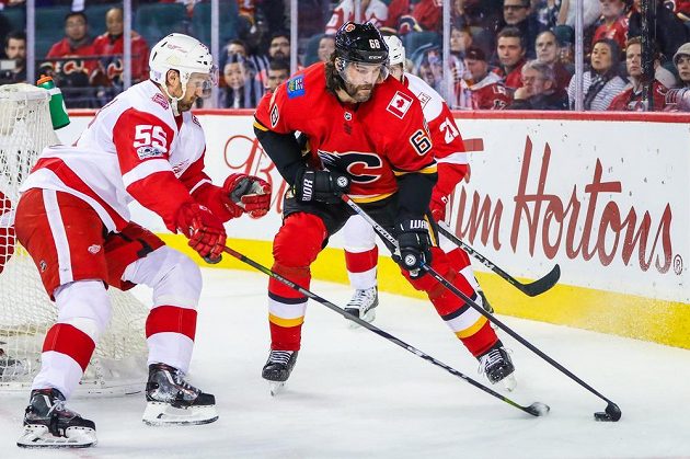 Pořádný pozor si na útočníka Calgary Jaromíra Jágra dávala obrana Detroitu. Legendární 68 ale neuhlídala. Český útočník si připsal gól a asistenci.