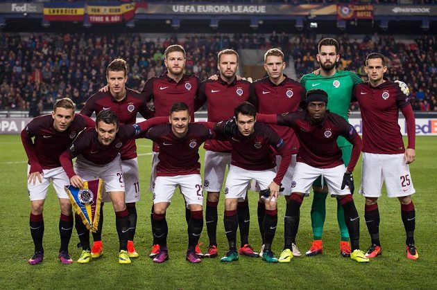 Jedenáct statečncýh, kteří zbyli... Mužstvo Sparty před utkáním s Hapoelem Beer Ševa (2:0).
