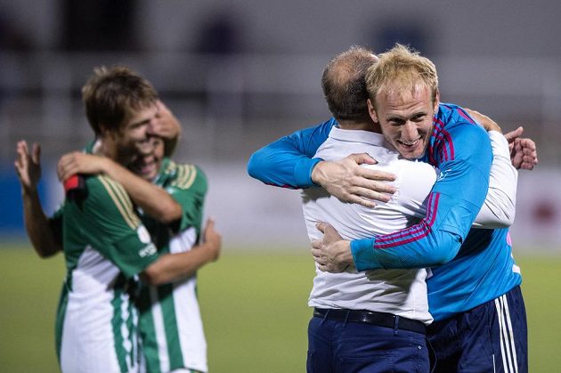 Brankář Bohemians 1905 Zdeněk Zlámal a trenér Roman Pivarník oslavují remízu 2:2 s Duklou.