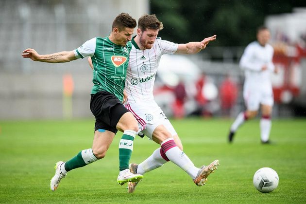 Václav Pilař z Jablonce a Kerr Mcinroy ze Celtiku během utkání 3. předkola Evropské ligy.