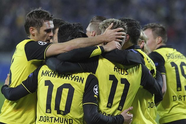 Fotbalisté Borussie Dortmund slaví gól na hřišti Zenitu Petrohrad v duelu osmifinále Ligy mistrů.