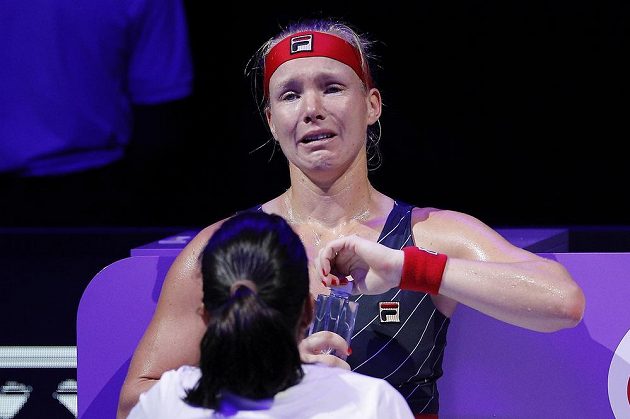 Kiki Bertensová končila Turnaj mistryň v slzách, zápas proti Belindě Bencicové musela kvůli zdravotním problémům skrečovat.