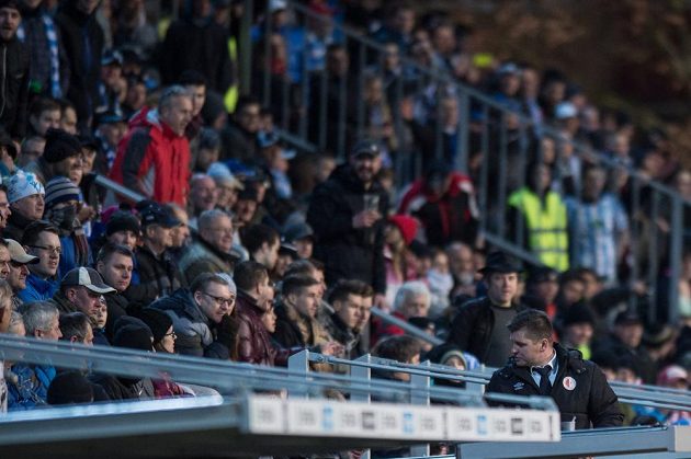Trenér Slavie Praha Dušan Uhrin vykázaný na tribuně sleduje v Mladé Boleslavi.