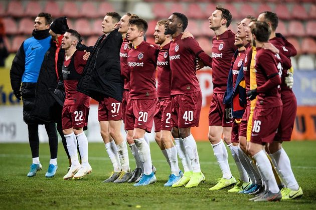 Fotbalisté Sparty Praha během děkovačky s fanoušky po utkání 18. kola Fortuna ligy.