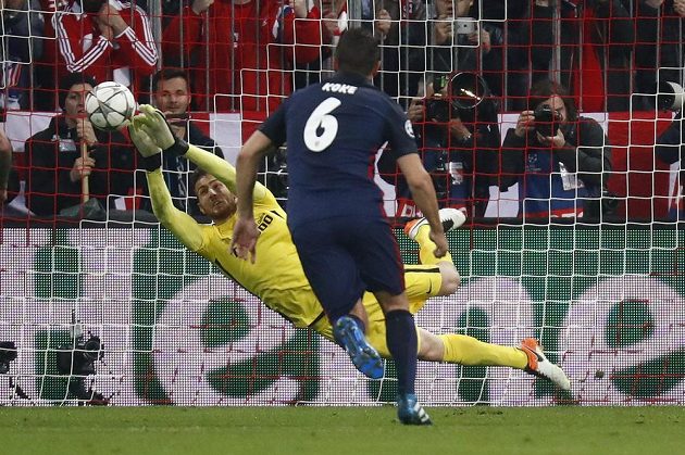 Brankář Atlétika Madrid Jan Oblak se vytáhl proti penaltě útočníka Bayernu Thomase Müllera.