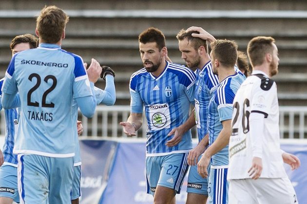 Útočník Mladé Boleslavi Milan Baroš (třetí zleva) oslavuje se spoluhráči gól proti Hradci Králvoé v pohárovém čtvrtfinále.