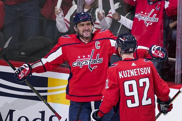 Úvodní duel Capitals v novém ročníku NHL rozhodl čtyřmi body za dvě branky a dvě asistence Alexandr Ovečkin, který se posunul v historické tabulce střelců na páté místo.