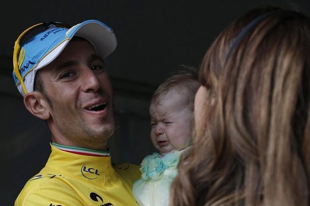 Vincenzo Nibali s dcerou Emmou a manželkou Rachele po vítězném konci Tour de France 2014.