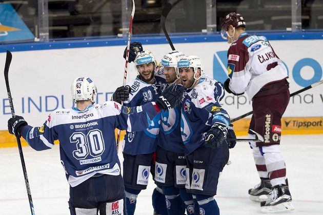Hokejisté Plzně (zleva) Jakub Lev, Erik Hrňa, Ondřej Kratěna a Nicholas Johnson se radují z gólu proti Spartě. Vpravo zklamaný Michal Čajkovský ze Sparty.