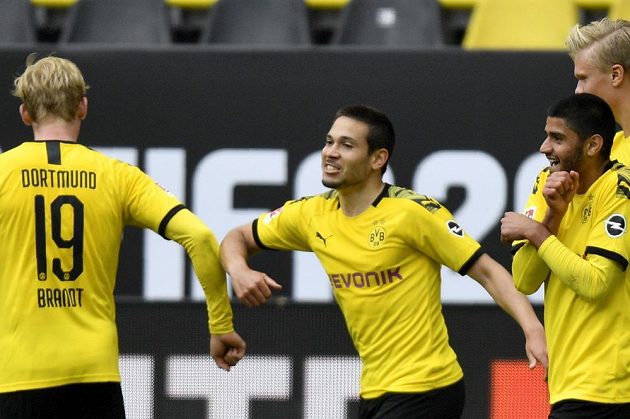 Žádný odvaz! Dortmundský Raphael Guerreiro (uprostřed) si po gólu jen ťuknul loktem s Julianem Brandtem.