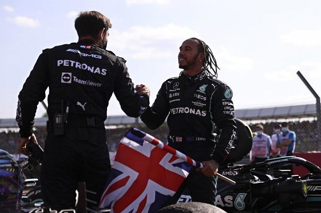 Útok na šampuona F1. Za neuctivé a nesportovní označil nizozemský jezdec Max Verstappen vítězné oslavy Lewise Hamiltona po Velké ceně Británie