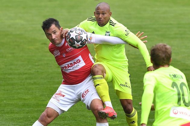 Zleva Pavel Černý z Pardubic a Gigli Ndefe z Karviné v utkání 30. kola Fortuna ligy.