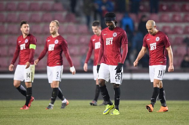 Se svěšenými hlavami opouštěli trávník na Letné fotbalisté Sparty (Costa, Tal Ben Chaim) po remíze s Brnem.