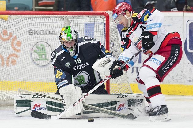 Brankář David Rittich z Mladé Boleslavi likviduje příležitost Jaroslava Bednáře z Hradce Králové.
