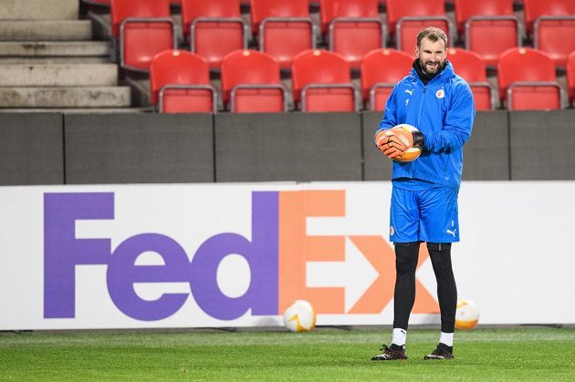 Brankář Slavie Praha Ondřej Kolář během tradičního baga v rámci předzápasového tréninku
