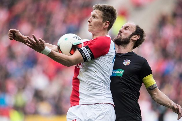 Milan Škoda ze Slavie a Roman Hubník z Plzně během utkání 19. kola ePojištění.cz ligy.