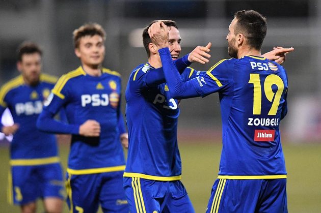 Střelec jihlavské branky Lukáš Zoubele (19) přijímá gratulaci od Davise Ikauniekse.