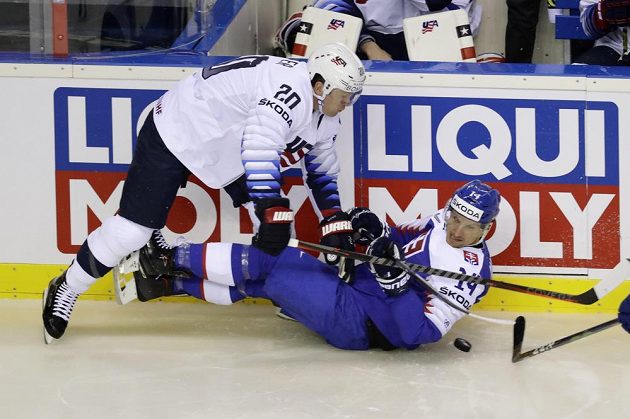 Americký hokejista Ryan Suter přetlačil v souboji na mistrovství světa slovenského soka, kterým byl Richard Pánik.