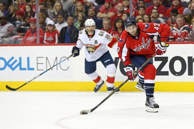 Český útočník Jaromír Jágr v dresu Floridy sleduje, jak právé křídlo Washingtonu Capitals Tom Wilson zakončuje akci v utkání NHL. Florida vyhrála 2:0.