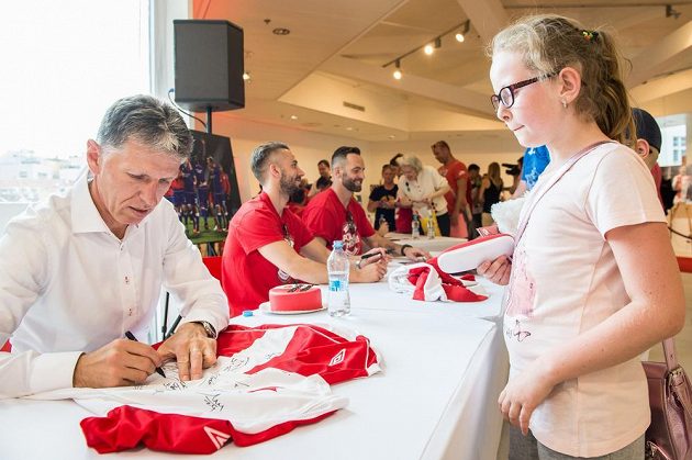 Na autogramiádě nových fotbalových mistrů byl zájem i o podpis trenéra Slavie Jaroslava Šilhavého.