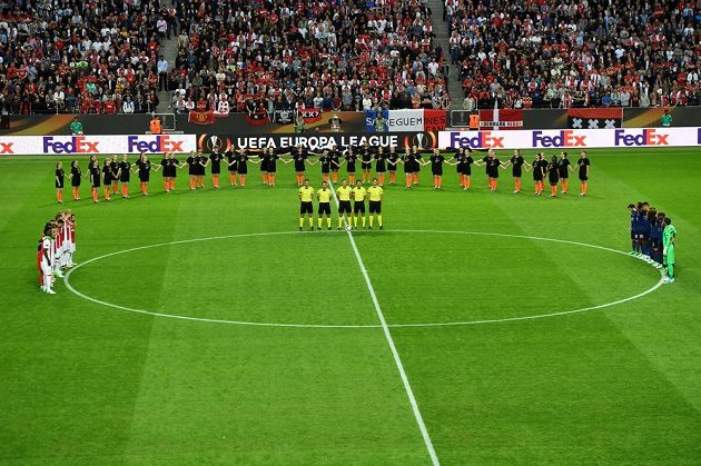 Na začátku utkání se držela minuta ticha za oběti teroristického útoku v Manchesteru.