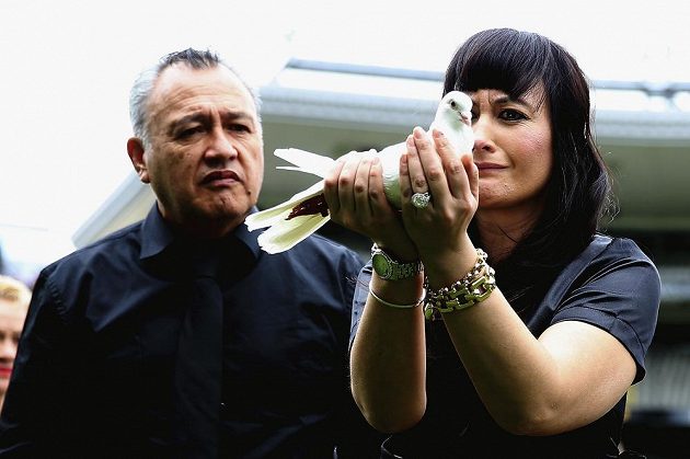 Nadine Lomu a její otec Mervyn Kuiek při pohřbu bývalého slavného novozélandského ragbisty Jonaha Lomu, který nečekaně zemřel.