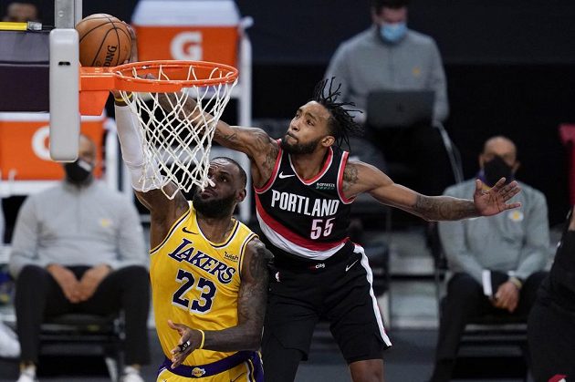 Basketbalista Portlandu Trail Blazers Derrick Jones Jr. (55) blokuje střelu hvězdného LeBrona Jamese z Los Angeles Lakers v utkání NBA.